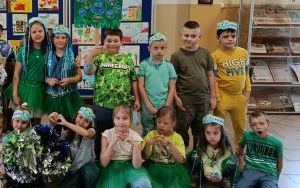 Uśmiechnięci uczniowie klasy 1d podczas pochodu z okazji Dnia Ziemi