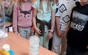 Uczniowie klasy 2c podczas eksperymentu z suchym lodem (5)