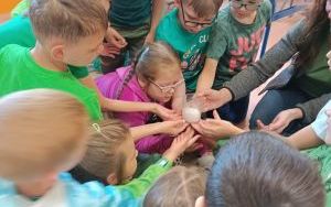 Uczniowie klasy 1c podczas eksperymentu z suchym lodem (1)