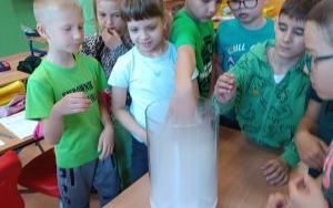 Uczniowie klasy 1c podczas eksperymentu z suchym lodem (2)