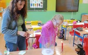 Uczennica klasy 1c podczas eksperymentu z suchym lodem (1)