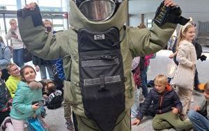 Kombinezon do rozbrajania bomb. Waży 47 kologramó