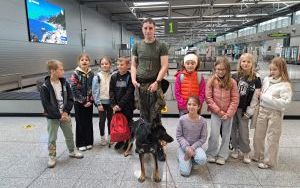 Uczniowie z przewodnikiem psa służbowego i psem Avikiem