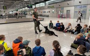 Uczniowie z przewodnikiem psa służbowego i psem Avikiem (1)