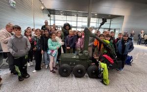 Uczniowie ze sprzętem Zespołu Interwencji Specjalnych