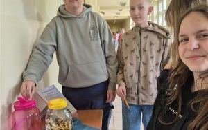 Uczniowie zgadują, jaka ilość słodyczy mieści się w słoiku.