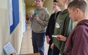 Uczniowie rozszyfrowują wiadomość zakodowaną szyfrem Cezara.