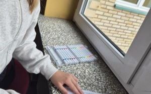  Uczennica odczytuje zaszyfrowaną wiadomość jak prawdziwy kryptolog.