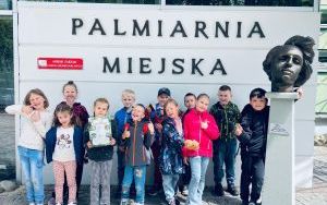 Uczniowie klasy 1d pozujący z certyfikatem znajomości roślin egzotycznych 