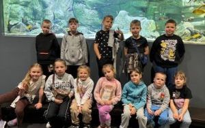 Klasa 1a pozuje na tle akwarium egzotycznych ryb