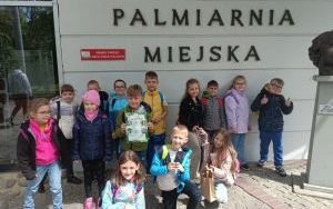 Uczniowie klasy 1 c przed budynkiem Palmiarni Miejskiej