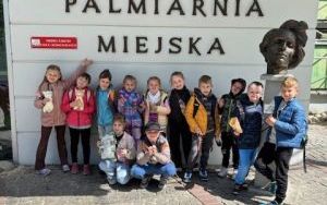 Zdjęcie grupowe klasy 1a przed wejściem do Palmiarni
