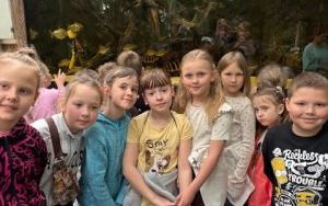Zdjęcie grupowe na tle tropikalnego akwarium