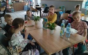 Uczniowie podczas posiłku (1)