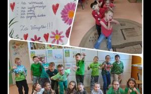 Uczniowie klasy 1c prezentują list wdzięczności oraz dobry nastrój