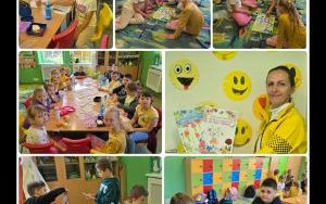 Uczniowie klasy 2a bawią się integrując przy śniadaniu