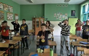 Klasa 5b bawi się na lekcjach prezentując pozytywny nastrój 