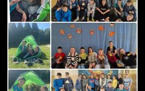 Uczniowie 5 klas pozują do zdjęć w namiocie oraz na scenie.