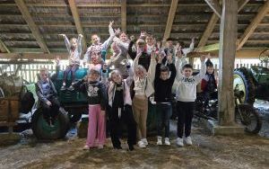 Uczniowie klasy 2a w wiejskiej stodole