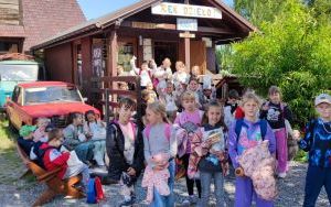 Uczniowie z zakupionymi pamiątkami