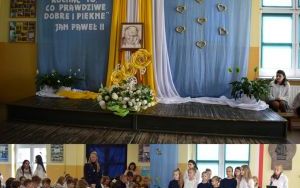 Chór oraz uczniowie podczas akademii