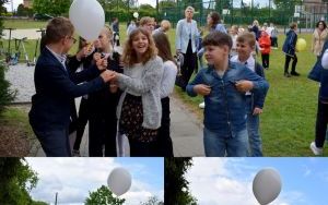 Wypuszczenie przez uczniów balonów do nieba