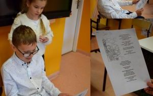 Rozwiązywanie testu o Janie Pawle II przez uczniów klasy 3c
