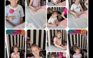 Uczniowie klasy 2a podczas kręcenia lizaków 