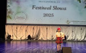 Natalia Kotwica podczas recytacji wiersza pod tytułem Pastereczka