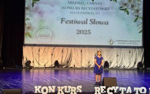 Natalia Ślosarek podczas recytacji wiersza pod tytułem Na straganie