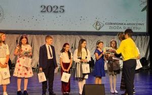Wręczanie dyplomu w kategorii klas trzecich