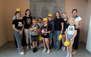 Uczniowie wraz z opiekunami pod pamiątkową tablicą w Przegędzy