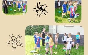 Uczniowie klasy 1b układają hasło z rozsypanych liter