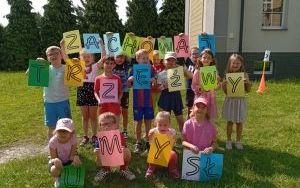 Uczniowie klasy 1c trzymają napis Zachowaj Trzeźwy Umysł