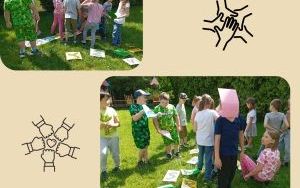 Uczniowie klasy 1d układają hasło z rozsypanki literowej