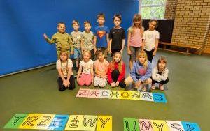 Uczniowie klasy 2b ustawieni za napisem Zachowaj Trzeźwy Umysł