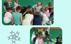 Uczniowie klasy 2c układają z rozsypanki literowej hasło kampanii