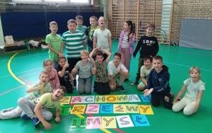 Uczniowie klasy 2c ustawieni za napisem Zachowaj Trzeźwy Umysł
