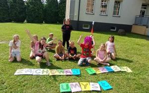 Uczniowie klasy 3b na trawie ustawieni za hasłem Zachowaj Trzeźwy Umysł