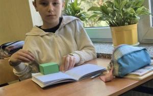 Uczennica składa prostopadłościan