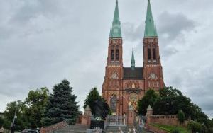 Uczniowie klasy 2d przed Katedrą św. Antoniego