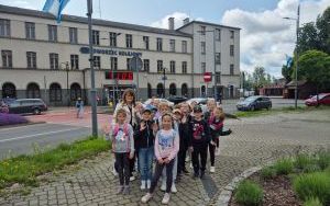 Uczniowie klasy 2d przed dworcem kolejowym PKP Rybnik